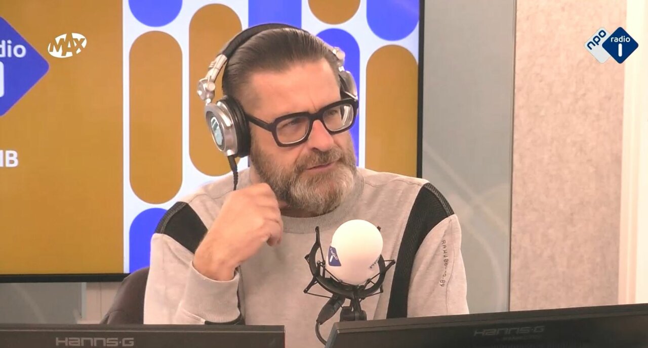 Presentator Jurgen van den Berg zit in de radiostudio van Radio 1.