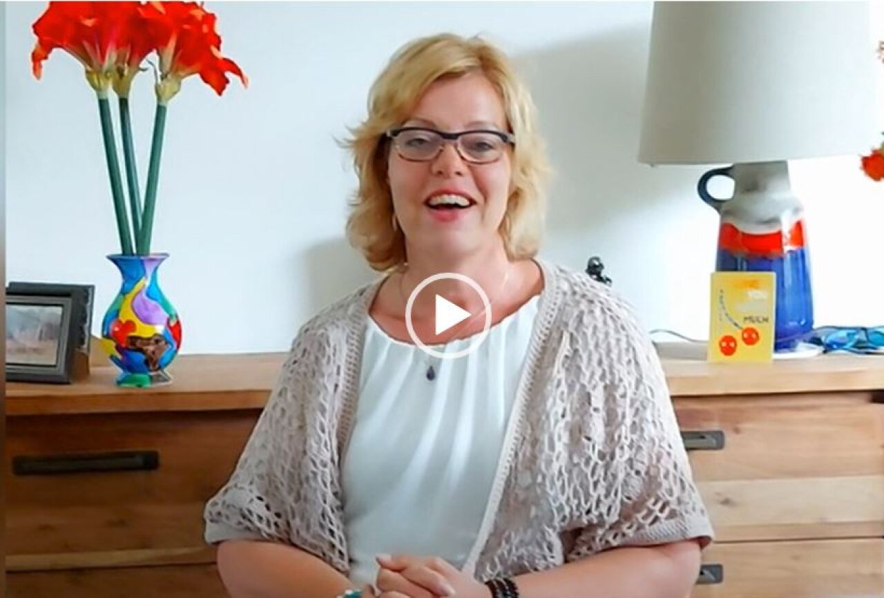 Lydia Maathuis Gerritsen is programmamanager bij Wilskracht Werkt, ze zit aan tafel en kijkt in de camera terwijl ze vertelt (still van een video).